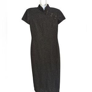 Sleeveless-Inspired Black Mandarin Collar Midi Dress with Frog-Button Detail